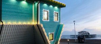 Seabright Townhouse- Super Stylish House- Parking for one Car- Sleeps up to 12