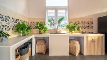 Casanostra 2-Bedroom Suite | Private kitchen | Full-sized fridge, microwave, electric kettle, cookware/dishes/utensils