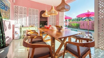 Kontinental morgenmad hver dag (150000 IDR pr. person)