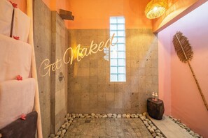 Suite romántica, vistas a la piscina | Baño | Ducha, artículos de higiene personal de diseño y secador de pelo