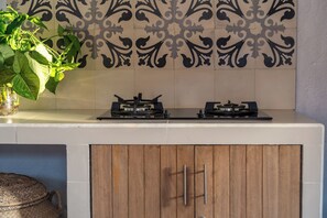 Casanostra 2-Bedroom Suite | Private kitchenette | Full-size fridge, microwave, electric kettle, cookware/dishes/utensils
