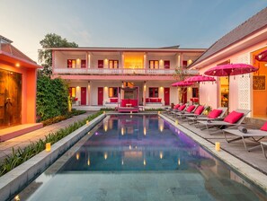 A hotel with a swimming pool, lounge chairs, and a covered seating area. - PinkPrivate Balangan - for Cool Adults Only (Jimbaran)