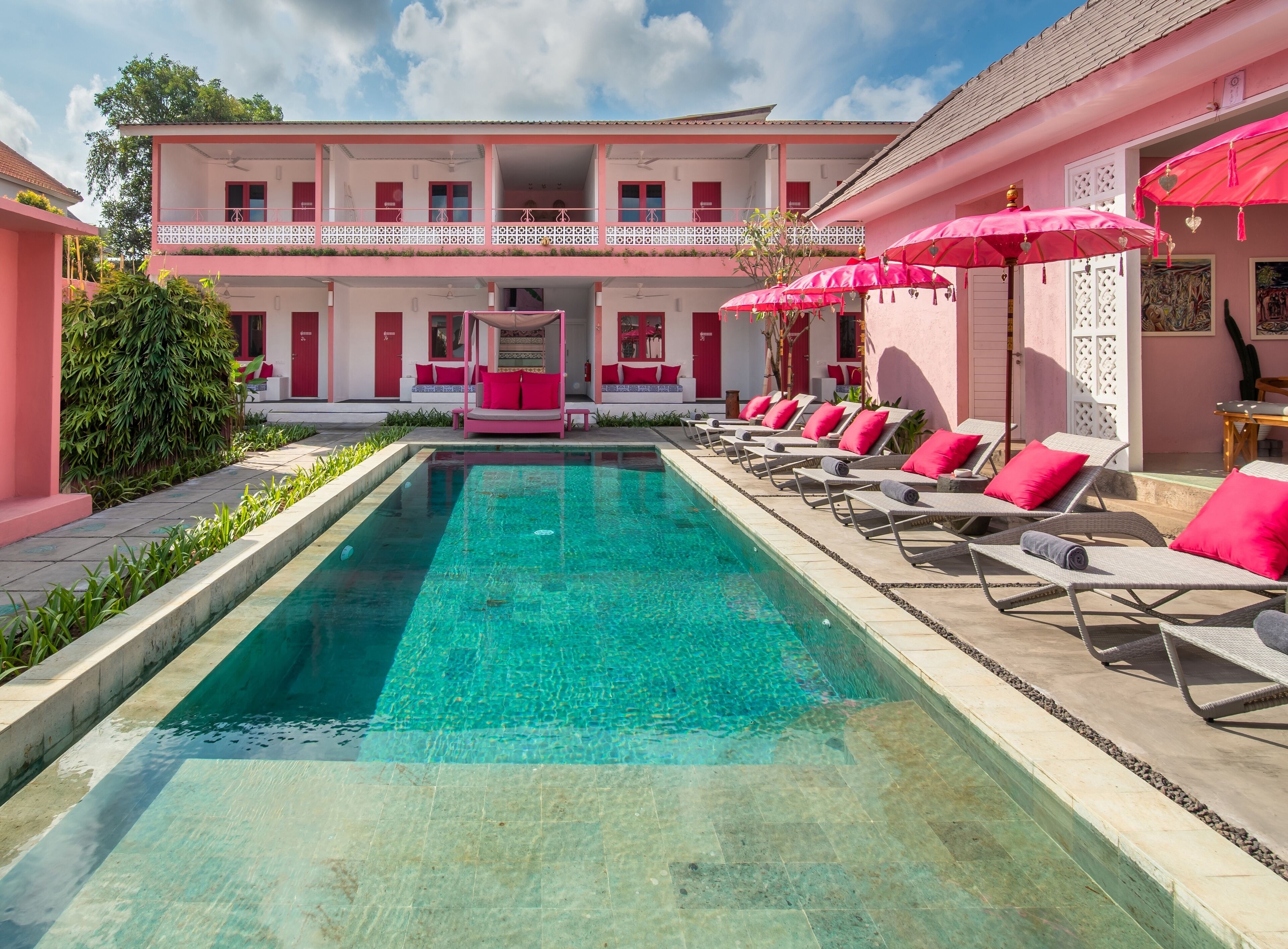 Piscina a l'aire lliure, cabanes gratuïtes i para-sols 