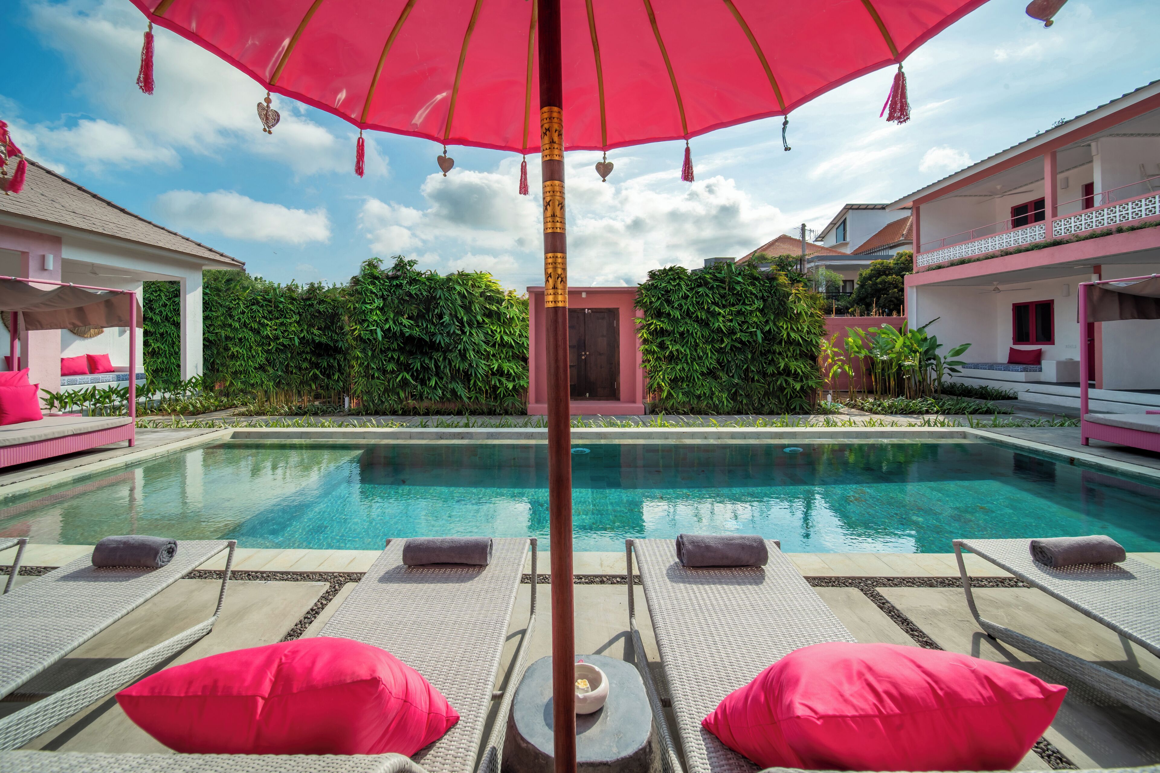 Ulkouima-allas, ilmaisia cabañoita, aurinkovarjoja