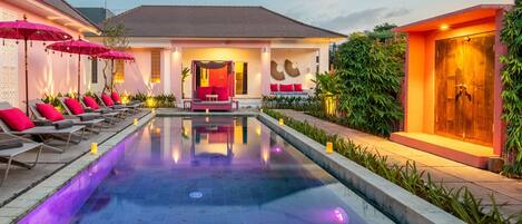 Alberca al aire libre y camas balinesas gratuitas