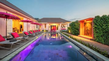 Udendørs pool, gratis hytter, parasoller