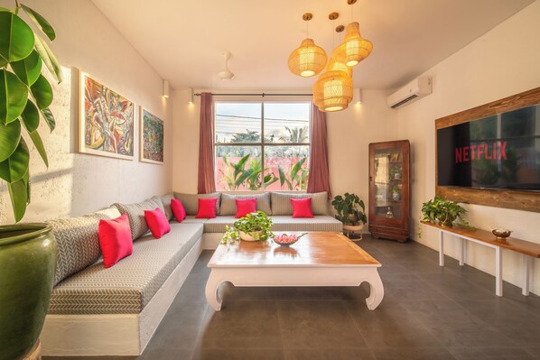 浪漫套房, 泳池景观 | 客厅 | 智能电视、Netflix、流媒体服务、打印机