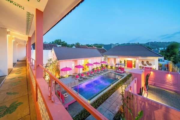 Outdoor pool, free pool cabanas, pool umbrellas