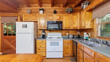 Mökki, 4 makuuhuonetta | Yksityinen keittiö | Jääkaappi, uuni, kahvin-/teenkeitin, leivänpaahdin