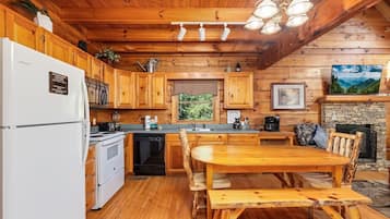 Mökki, 4 makuuhuonetta | Yksityinen keittiö | Jääkaappi, uuni, kahvin-/teenkeitin, leivänpaahdin