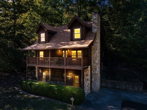 Er299 - Possum Hollow 4 Bedroom Cabin by RedAwning