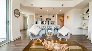 Apartemen, 2 kamar tidur | Area keluarga | Smart TV dan layanan streaming