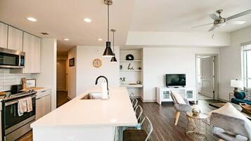 Apartment, 2 Bedrooms | Dapur peribadi | Peti sejuk, ketuhar, pembancuh kopi/teh, cerek elektrik
