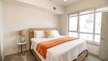 Apartment, 2 Bedrooms | 2 bilik tidur, meja, ruang kerja komputer riba, seterika/papan seterika