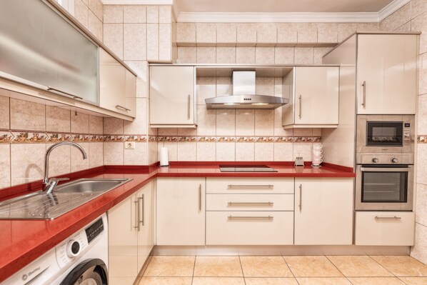 Fridge, microwave, oven, coffee/tea maker