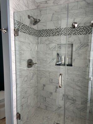 Shower, hair dryer, towels, soap - New - stunning Keuka lake views. Minutes to wineries, breweries & distilleries (Pulteney)
