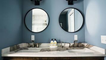 Douche, sèche-cheveux, serviettes fournies, savon