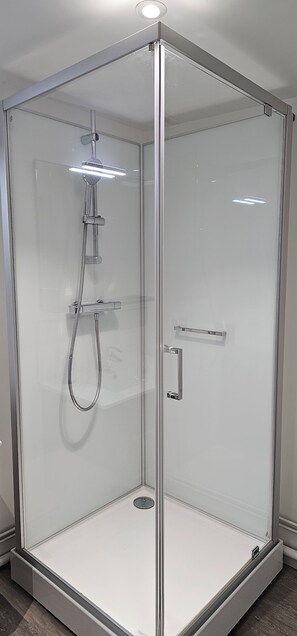 Shower, hair dryer, soap, toilet paper - Sous les Toits -situé sur le Port de Plaisance de Saint Valery en Caux (Saint-Valery-en-Caux)