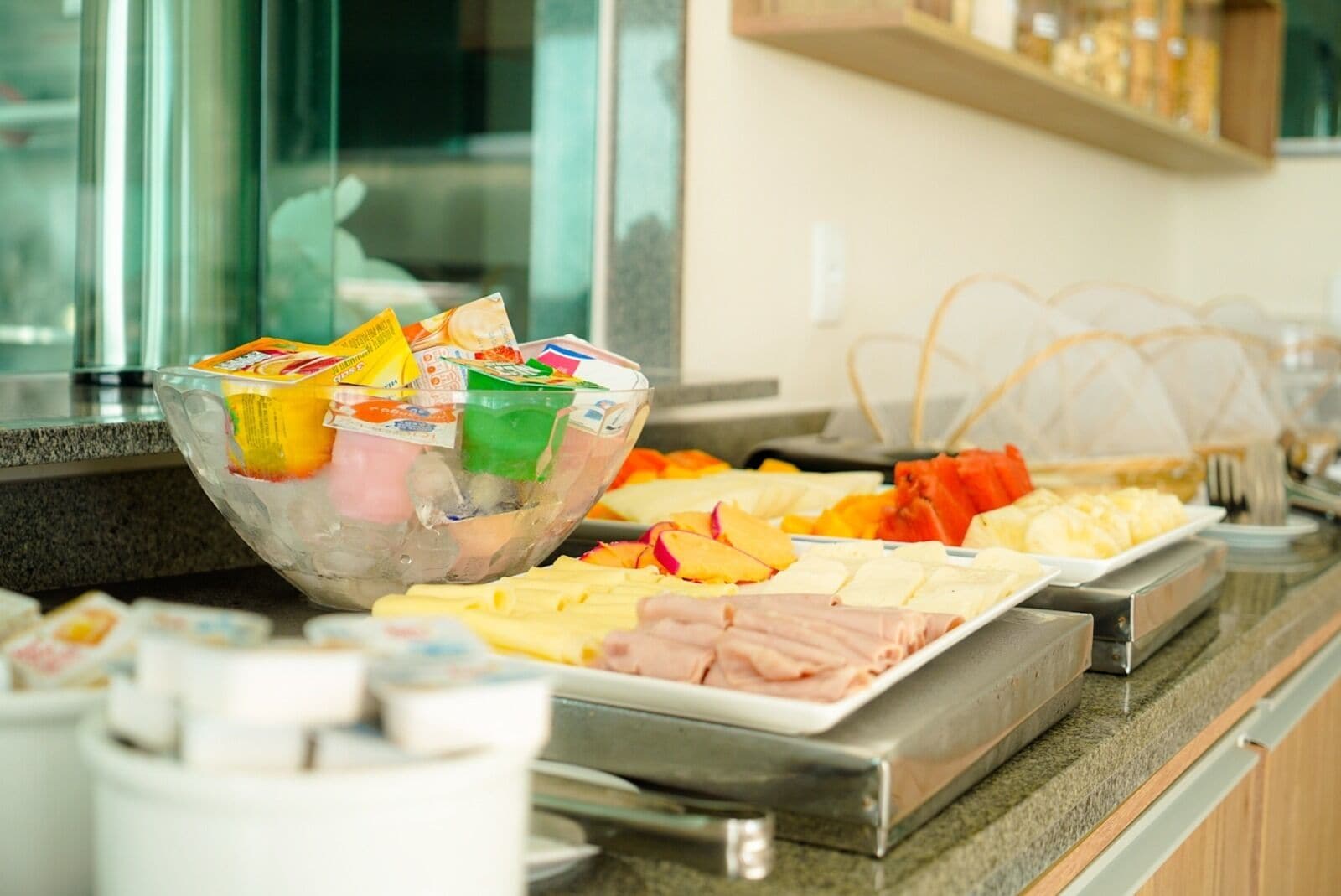 Un buffet proposant une variété de plats, notamment des fruits, des fromages et des viandes.