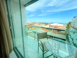 Triple Room (Com Varanda) | Desk, WiFi (free)
