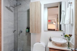 Shower, rainfall showerhead, hair dryer, towels - Once 94 by Jalo (Bogotá)