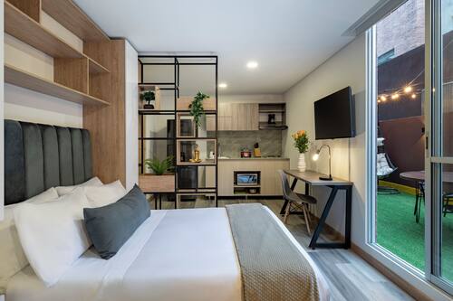 Studio, terrasse | Literie de qualité, couette en duvet, coffre-fort, bureau
