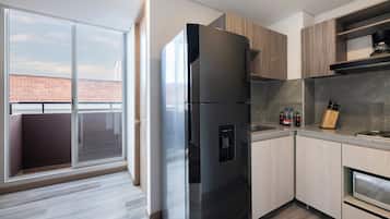 Refrigerador con freezer, microondas, arrocera, licuadora