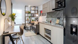 Eine moderne Küche mit Einbauherd, Kühlschrank und Kaffeemaschine.