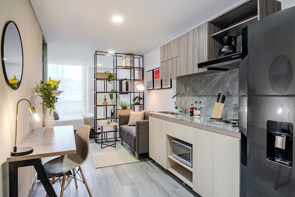 Refrigerador con freezer, microondas, arrocera, licuadora