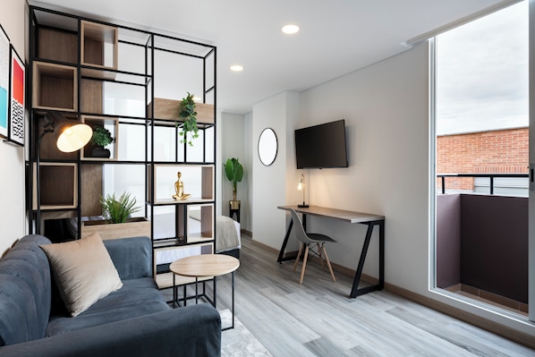 Leilighet – panorama | Oppholdsområde | En 43-tommers LED-TV med digitale kanaler samt Netflix