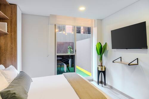 Literie de qualité, couette en duvet, coffre-fort, bureau