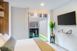 Sengetøy av topp kvalitet, dundyner, safe på rommet og skrivebord