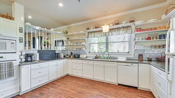 Nhà (5 Bedrooms) | Bếp riêng | Khăn giấy