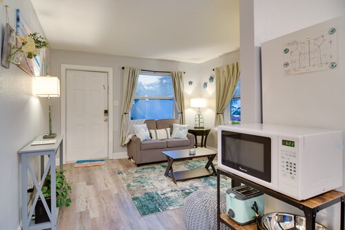 Largo Vacation Rental: 5 Mi to Clearwater Beach!