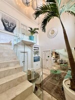 Apartamento superluxo, 2 quartos, ao lado da piscina | Área de estar | Smart TV 50 polegadas com canais digitais, Netflix