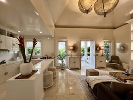 Apartamento superluxo, 1 cama King | Área de estar | Smart TV 50 polegadas com canais digitais, Netflix