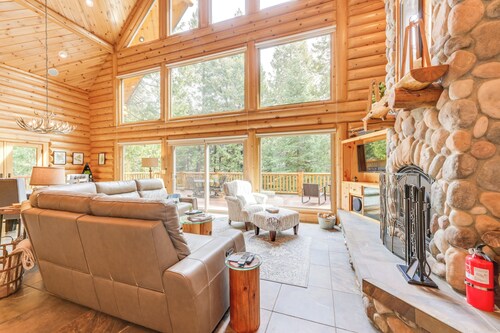 Mountain Cabin w/ Hot Tub: 4 Mi to Shaver Lake!