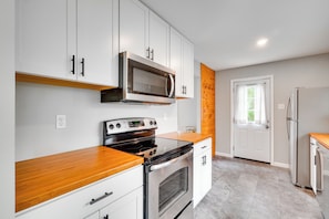 House (3 Bedrooms) | Interior - Updated Home: Central Oak Ridge Location (Oak Ridge)
