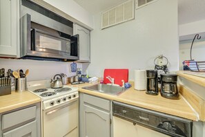 Apartment (0 Bedroom) | Interior - Condo w/ Pool Access: 3 Mi to Downtown Fort Worth! (Fort Worth)