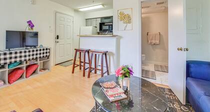 Condo w/ Pool Access: 3 Mi to Downtown Fort Worth!