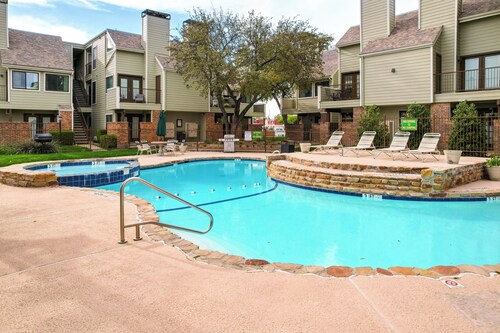Condo w/ Pool Access: 3 Mi to Downtown Fort Worth!