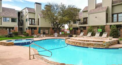 Condo w/ Pool Access: 3 Mi to Downtown Fort Worth!