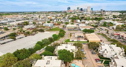 Condo w/ Pool Access: 3 Mi to Downtown Fort Worth!