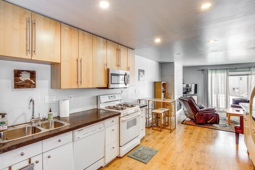 Near Hiking: Cozy Anchorage Retreat w/ Fireplace!