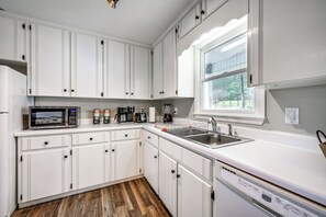 House (3 Bedrooms) | Interior - Lakefront Milledgeville Home w/ Private Dock! (Milledgeville)