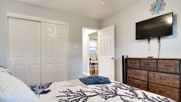 Appartement (1 Bedroom) | 1 chambre, fer et planche à repasser, literie fournie