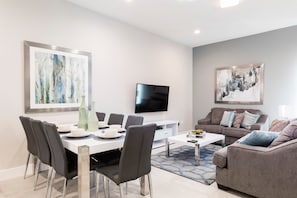 Villa, Accessible - 5min Disneyworld Self Check-in BBQ Full Kitchen (Kissimmee)
