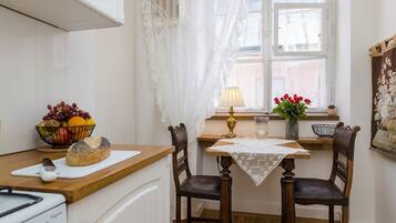 Apartamento romântico | Cozinha privada | Geladeira grande, fogão, cooktop, talheres/pratos/utensílios de cozinha