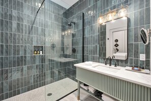 Dusche, Haartrockner, Handtücher