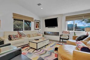 Smart TV, chimenea y libros